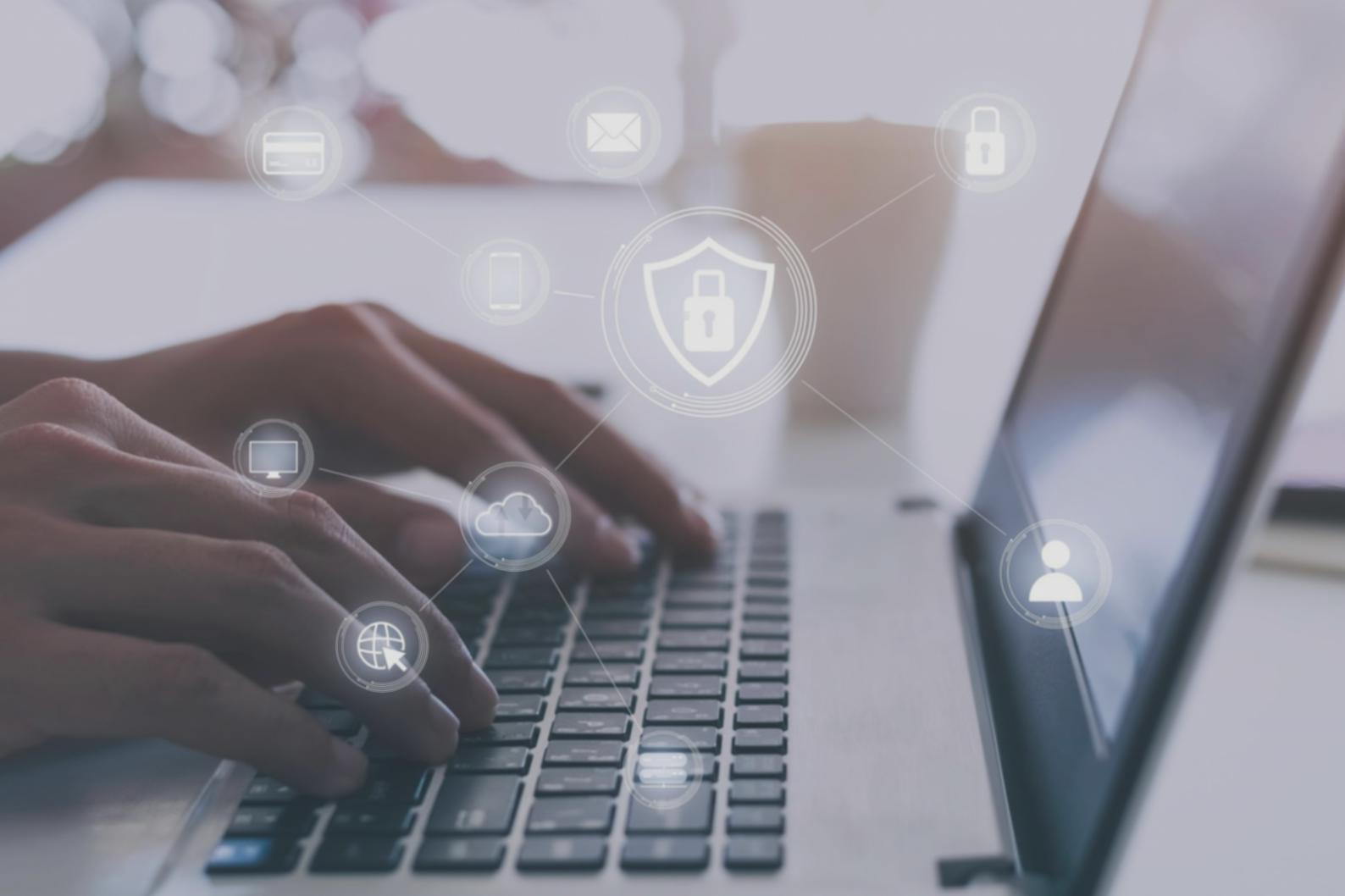 Студенти працюють над UI-проєктами на ноутбуках у навчальній аудиторії