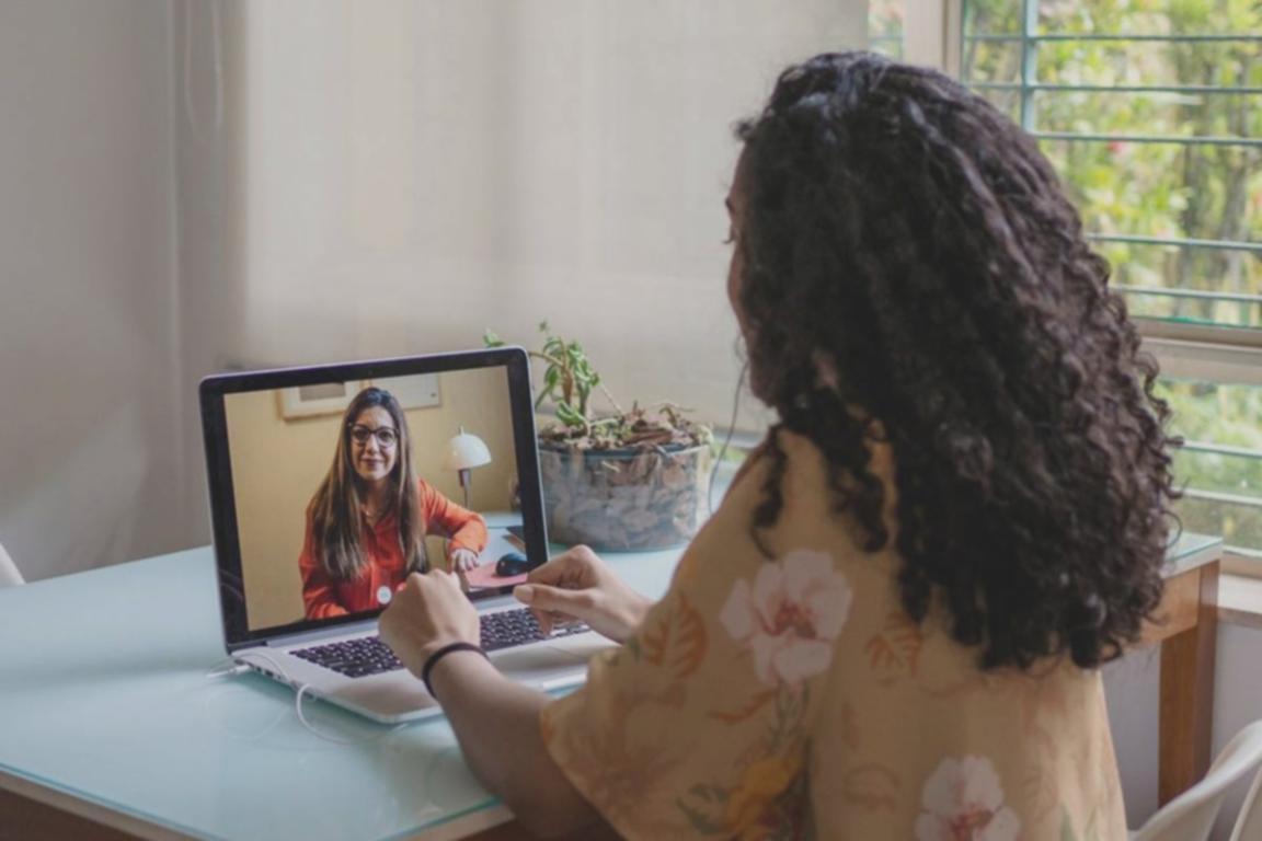 Команда дизайнерів працює над UI-проєктом у сучасному офісному просторі